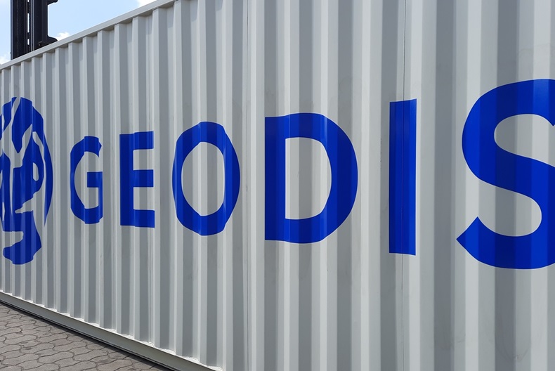 Container mit Folienschrift für Hamburger Hafen