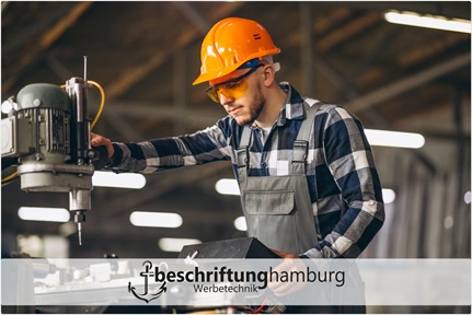 Industriebeschriftungen und Schilder und Arbeitskleidung