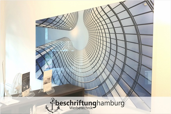 Plexiglasschild in Hamburg mit Aufkleber im Druckverfahren
