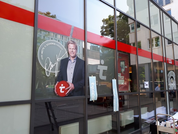 Scheibenfolien als Sichtschutz in Harburg beklebt