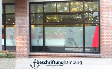 Ladenbeschriftung mit Fensterfolie als Folienschrift und Digitaldruckbild