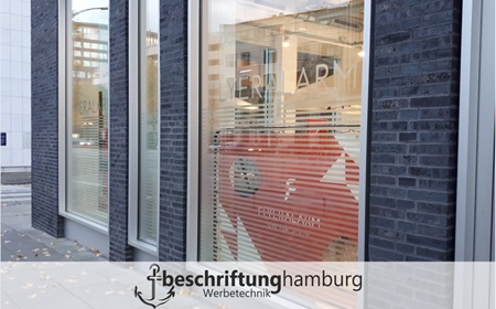 Sichtschutzfolie auf Fensterscheibe geklebt im Hamburger Innenstadt